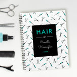 Ciseaux Turquoises blancs & Combs Motif Liste de c<br><div class="desc">Planificateur spirale ou carnet de rendez-vous en noir,  blanc et turquoise avec un motif de ciseaux et peignes contre un arrière - plan blanc. Coiffez,  et ajoutez votre nom et l'année,  en bleu turquoise et blanc.</div>