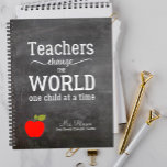 Citation de pomme rouge et votre enseignant de tab<br><div class="desc">Le planificateur enseignant personnalisé avec pomme rouge et le script inspirant de typographie blanche citent "Les enseignants changent le monde un enfant à la fois" sur un arrière - plan de tableau de bord. Personnalisez avec le nom et le texte de votre professeur !</div>
