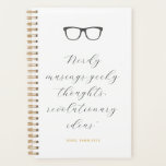 Citation de script de lunettes Wayfarer personnali<br><div class="desc">Un carnet simple avec une couverture personnalisée de cadres en verre oculaire wayfarer, une citation qui se lit "bouses nerveuses, pensées geeky, idées révolutionnaires" dans une police de style calligraphie féminine ainsi que du texte personnalisé pour un nom ou un sujet de classe dans une couleur or brulé. Le capot...</div>