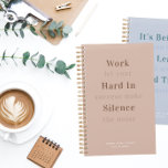Citation rose poussiéreuse | Mois mensuel hebdomad<br><div class="desc">Planificateur de devis minimaliste moderne à deux tons. Changez de citation à n'importe quelle phrase de motivation. Ajoutez votre choix de personnalisation, de nom ou de monogramme. Pages hebdomadaires et mensuelles pour la planification d'entreprise ou personnelle, la fabrication des horaires et la prise de notes. Stickers inclus. Les pages sont...</div>