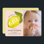 Citron bébé rose Photo 1er anniversaire Invitation<br><div class="desc">Cette mignonne et moderne carte d'invitation de premier anniversaire comprend une photo de portrait et un grand citron jaune sur rose vif / pois rose bébé arrière - plan point. L'envers est orné d'un arrière - plan citron à pois jaune. Parfait pour les fêtes d'anniversaire, les fêtes de quartier, les...</div>