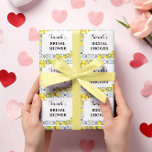 Citron sur carreaux bleus Fête des mariées papier<br><div class="desc">Ajoutez une touche d'élégance et de charme personnel à vos cadeaux de douche nuptiale avec notre Fête des mariées personnalisée Papier à enveloppement méditerranéen. Ce papier d'emballage exquis est conçu pour célébrer l'occasion joyeuse d'une douche nuptiale, avec des carreaux bleus délicats et des motifs de citron dans de belles teintes...</div>