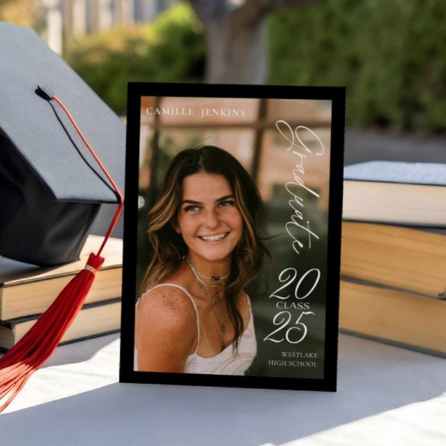 Classe moderne 2025 Faire-part de graduation photo (Graduate Black and White Photo Invitation)