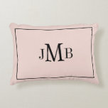 Classique, Monogramme rose pâle Accent Coussin<br><div class="desc">Classique,  élégant,  monogrammé Initiales accent lancer oreiller dans arrière - plan rose vif.</div>