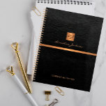 Classy élégant en cuir noir or monogrammed<br><div class="desc">Un bureau exclusif de luxe ou un planificateur monogrammed personnel avec un carré de parties scintillant en or métallique en faux cuivre avec vos initiales de nom monogramme et une bande brillante sur un arrière - plan en faux cuir noir élégant. Convient aux professionnels des petites entreprises, des entreprises ou...</div>