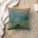 Claude Monet Impression Sunrise Fine Art Coussin<br><div class="desc">Monet peint ce tableau du soleil vu par la brume au port du Havre au printemps 1872. Maintenant dans le domaine public,  des tirages de qualité de cette belle oeuvre d'art peuvent maintenant être offerts au public,  et celui-ci fait un coussin étonnant.</div>