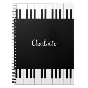 Clavier de piano, carnet noir et blanc