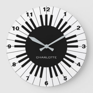 Clavier de piano, horloge noire et blanche