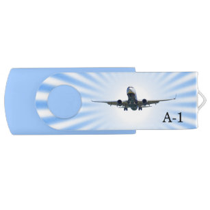 Clé USB Avion et monogramme sur bleu clair et blanc