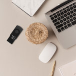 Clé USB Élégant Monogramme noir et blanc Groomsmen Cadeau<br><div class="desc">Présentant notre clé USB élégante et pratique, l'ajout parfait à votre boîte de toilettage. Conçu avec un jeu de couleurs noir et blanc simple et classique, ce lecteur USB est doté d'un design classique des Initiales Monogrammes qui ajoute une touche personnelle à votre cadeau. Grâce à son design compact et...</div>