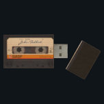 Clé USB USB bande audio 80s Mixtape Retro vintage<br><div class="desc">Ancienne cassette audio à personnaliser avec votre nom sur lecteur flash USB. D'autres modèles personnalisés sont disponibles avec des bandes audio transparentes et des micro-cassettes. Invitation d'anniversaire,  livre d'or et cadeau personnalisé pour lui.</div>