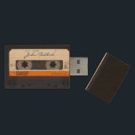 Clé USB USB bande audio 80s Mixtape Retro vintage<br><div class="desc">Ancienne cassette audio à personnaliser avec votre nom sur lecteur flash USB. D'autres modèles personnalisés sont disponibles avec des bandes audio transparentes et des micro-cassettes. Invitation d'anniversaire,  livre d'or et cadeau personnalisé pour lui.</div>