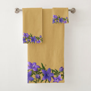 Clematis violet avec feuillage sur Arrière - plan