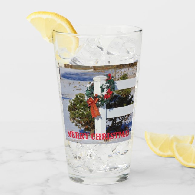 Clôture blanche avec neige et coupe rouge de verre (Devant glace)