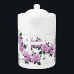 Clôture rose de blanc de roses<br><div class="desc">Jolie théière de rose de rose de style de cottage de pays et blanche de clôture.</div>