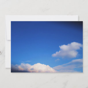Clouds blancs et ciel bleu Invitation