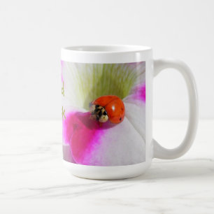 Coccinelle sur le mug pétunia