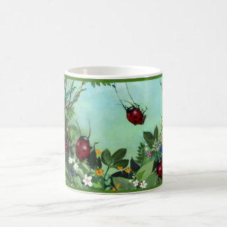 Coccinelles à la tasse de jeu