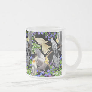 Cockatiels et tasse de myosotis des marais