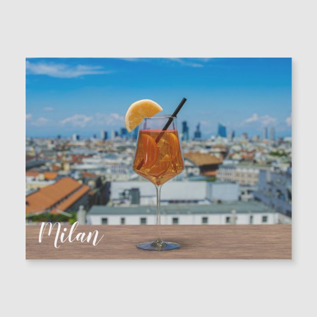 Cocktail Spritz sur une table avec vue sur Milan (Devant)