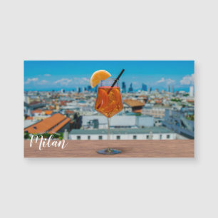 Cocktail Spritz sur une table avec vue sur Milan