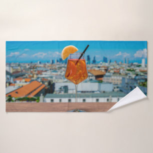 Cocktail Spritz sur une table avec vue sur Milan