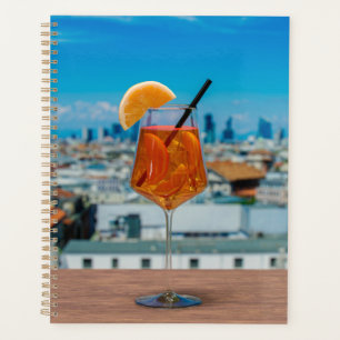 Cocktail Spritz sur une table avec vue sur Milan