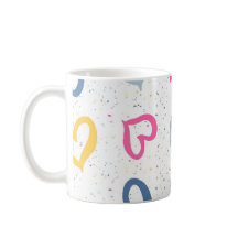 Cœur colorés fantaisistes et mug à café tacheté