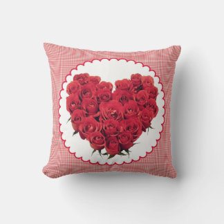 Coeur coussin de la fleur de roses rouges