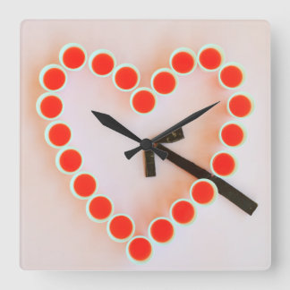 cœur de lunettes sur une horloge murale carrée