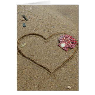 coeur et coquillages sur la plage