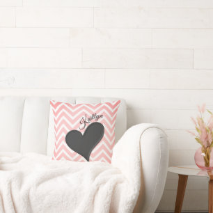 Coeur noir sur Chevron rose Frappe oreiller