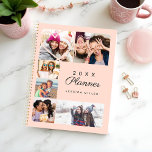 Coeur personnalisé Collage photo multiple Pink min<br><div class="desc">Spécial, mémorable photos multiples planificateur de l'université. Le design comprend une disposition de collage de 6 photos en grille pour afficher vos propres photos de soeur spéciales. "Le planificateur est affiché dans une typographie stylisée. Une simple forme cardiaque est affichée sur l'une des photos. L'envers présente le même design que...</div>