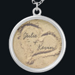 Coeur personnalisé dans le collier de sable<br><div class="desc">Coeur dans le collier de sable,  avec le nom de la mariée et du marié! Grand cadeau pour tous ceux qui ont un mariage à la plage,  ou pour les jeunes mariés! Fait aussi un collier de petite amie et de petit ami amusant!</div>
