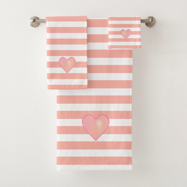 Coeur rose sur corail clair Chat rayé rose et blan (En situation)