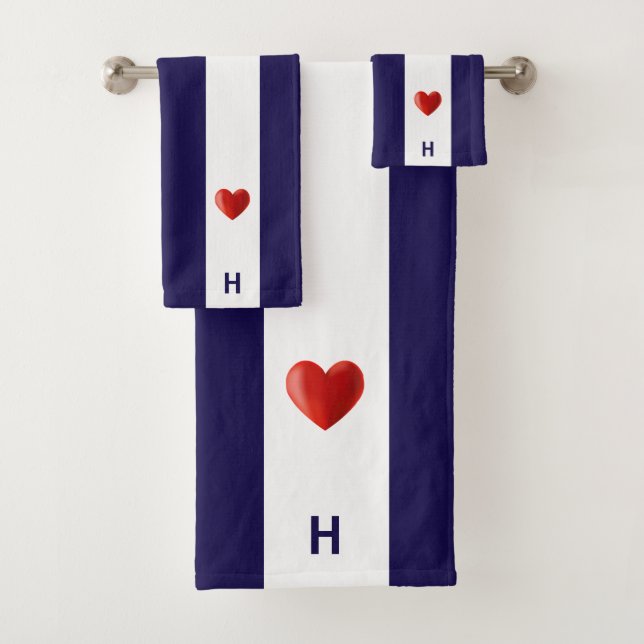 Cœur rouge et monogramme sur fond rayé bleu marine (En situation)