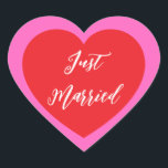 Cœur Sticker juste marié<br><div class="desc">Just Married autocollant de coeur est montré dans une conception double coeur. Couleur rose et rouge</div>
