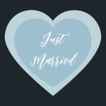 Cœur Sticker juste marié<br><div class="desc">Just Married autocollant de coeur est montré dans une conception double coeur. Couleur bleu foncé</div>