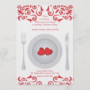 Coeurs à une invitation de Saint-Valentin de plat
