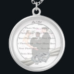 Coeurs Blanc Mariage rond Collier argent<br><div class="desc">Personnalisez ce joli collier pour avoir comme faveurs de mariage à votre réception de mariage ou pour en avoir un vous-même en souvenir de votre journée spéciale. Ce collier est aussi le cadeau parfait pour la mariée fourmi sa douche nuptiale. Personnalisez en changeant le texte dans les champs fournis et...</div>