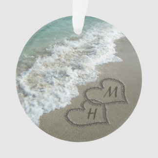 Coeurs bloqués sur le sable de plage