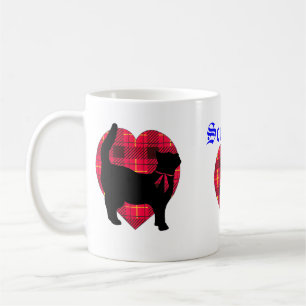 Coeurs de tartan et tasse chanceuse de chat noir
