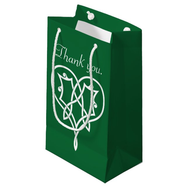 Cœurs en trame celtique dans un sac cadeau vert (Devant Angle)