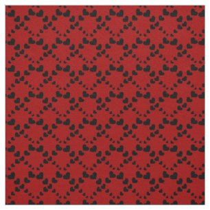 Coeurs noirs sur tissu rouge