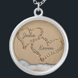 Coeurs personnalisés dans le collier de sable<br><div class="desc">Coeur dans le collier de sable,  avec le nom des jeunes mariés !  Grand cadeau pour n'importe qui ayant un mariage de plage,  ou pour des nouveaux mariés !  Fait également un collier d'amie et d'ami d'amusement,  ou le cadeau de Saint-Valentin !</div>