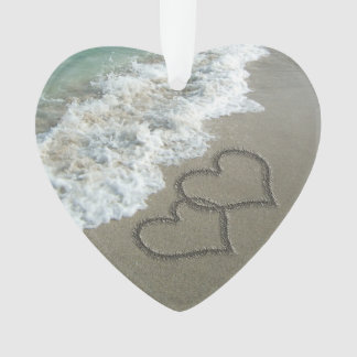 Coeurs romantiques entrecroisés sur la plage