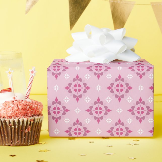 Cœurs roses et blancs sur papier cadeau rose (Fête d'anniversaire)