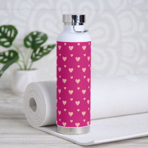 Cœurs roses sur bouteille d'eau rose magenta