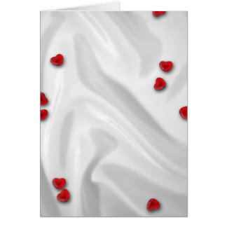 Coeurs rouges au-dessus des cartes en soie