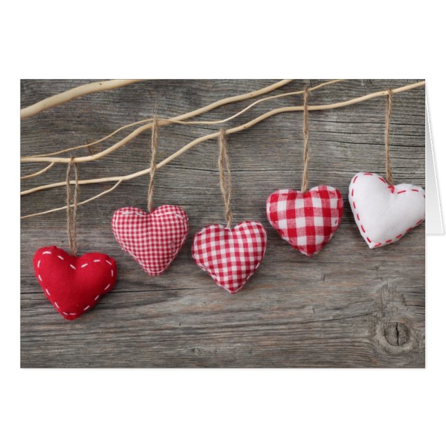 Coeurs rouges sur table en bois (Devant horizontal)